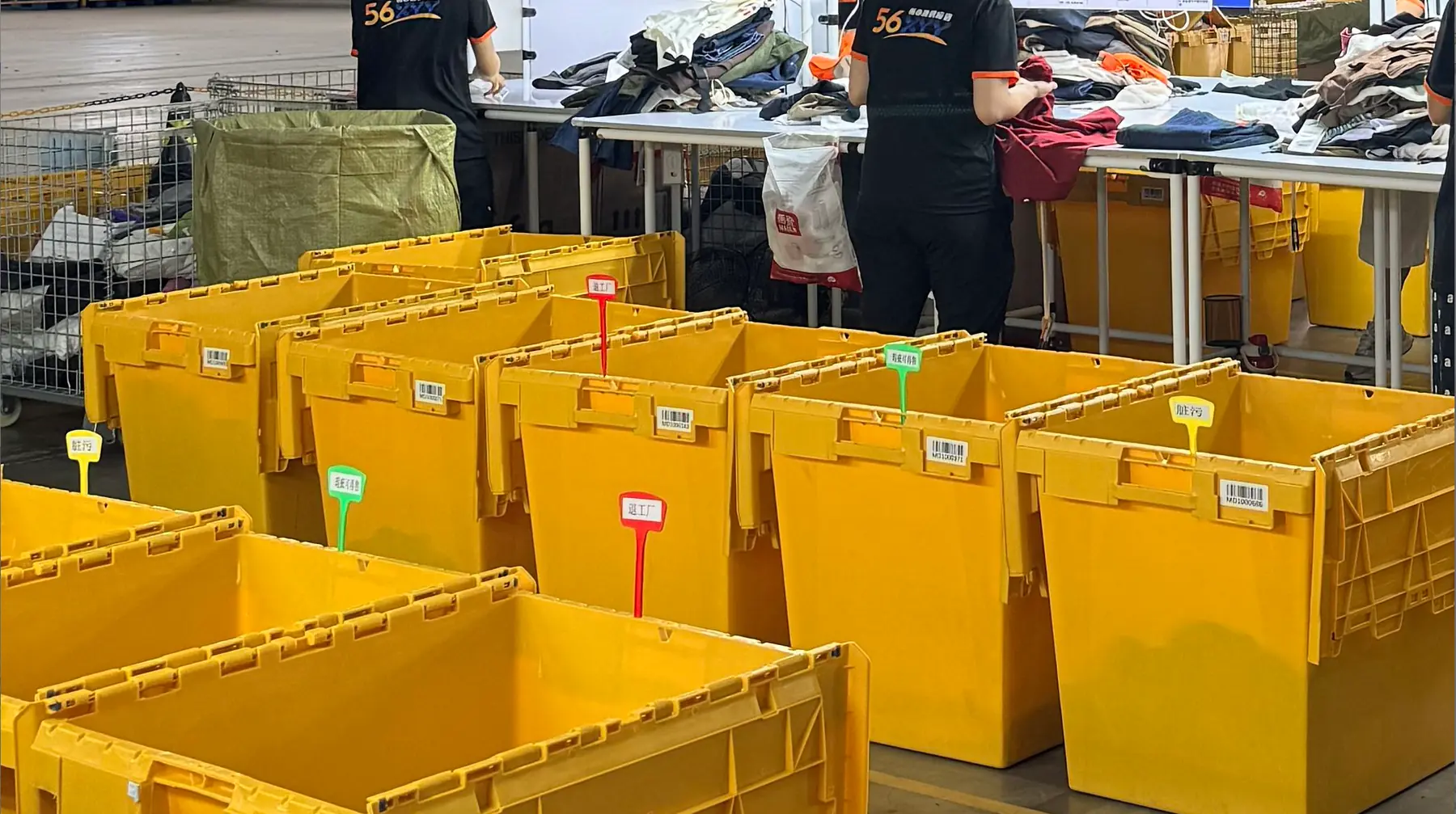 新亦源服饰质检分类作业现场