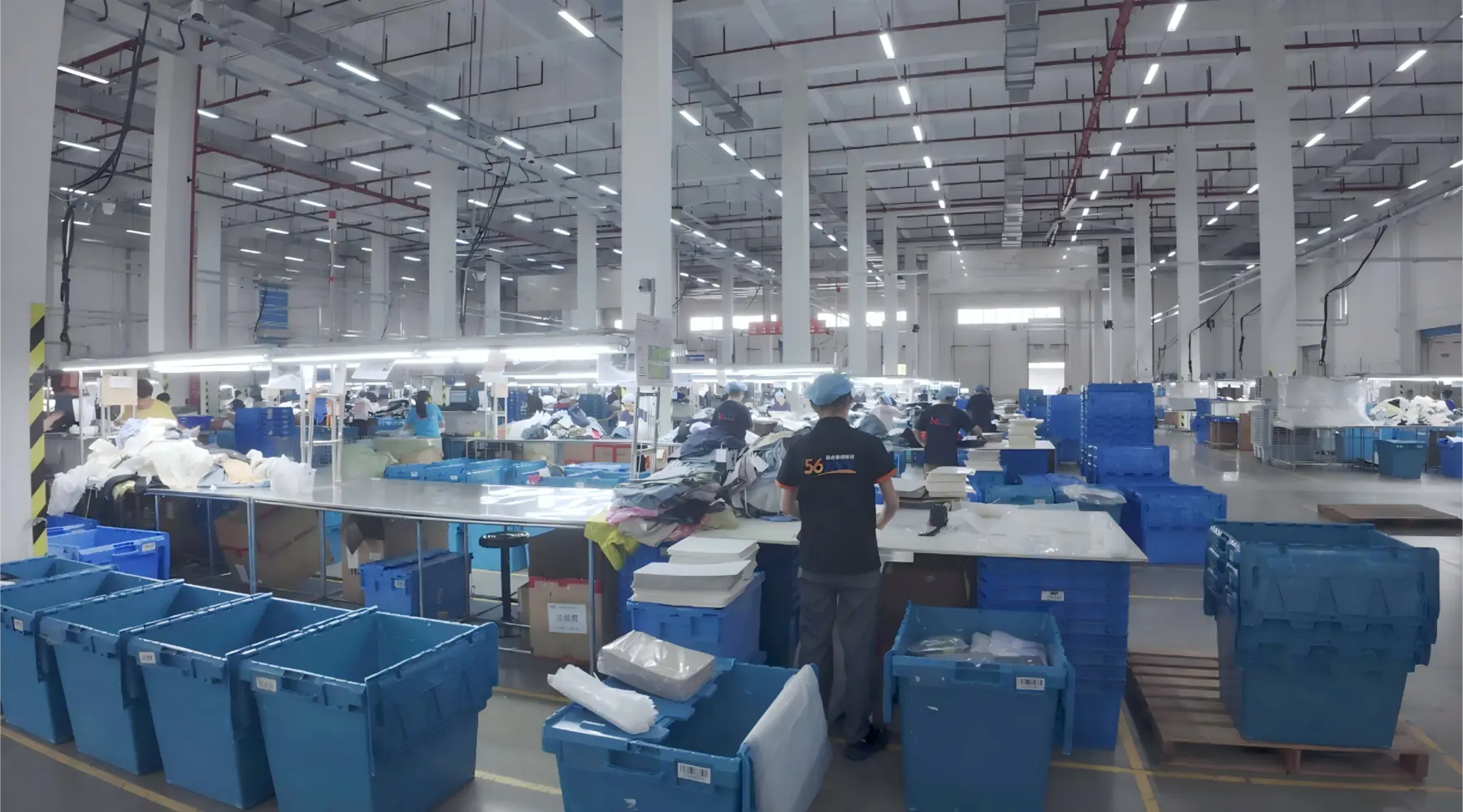 新亦源鞋服商品批量质检与分类作业现场