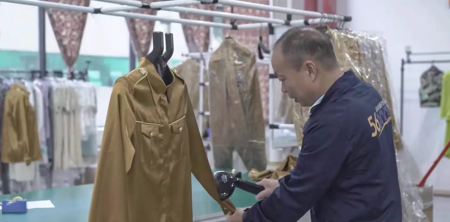 新亦源工作人员进行鞋服整烫与整理