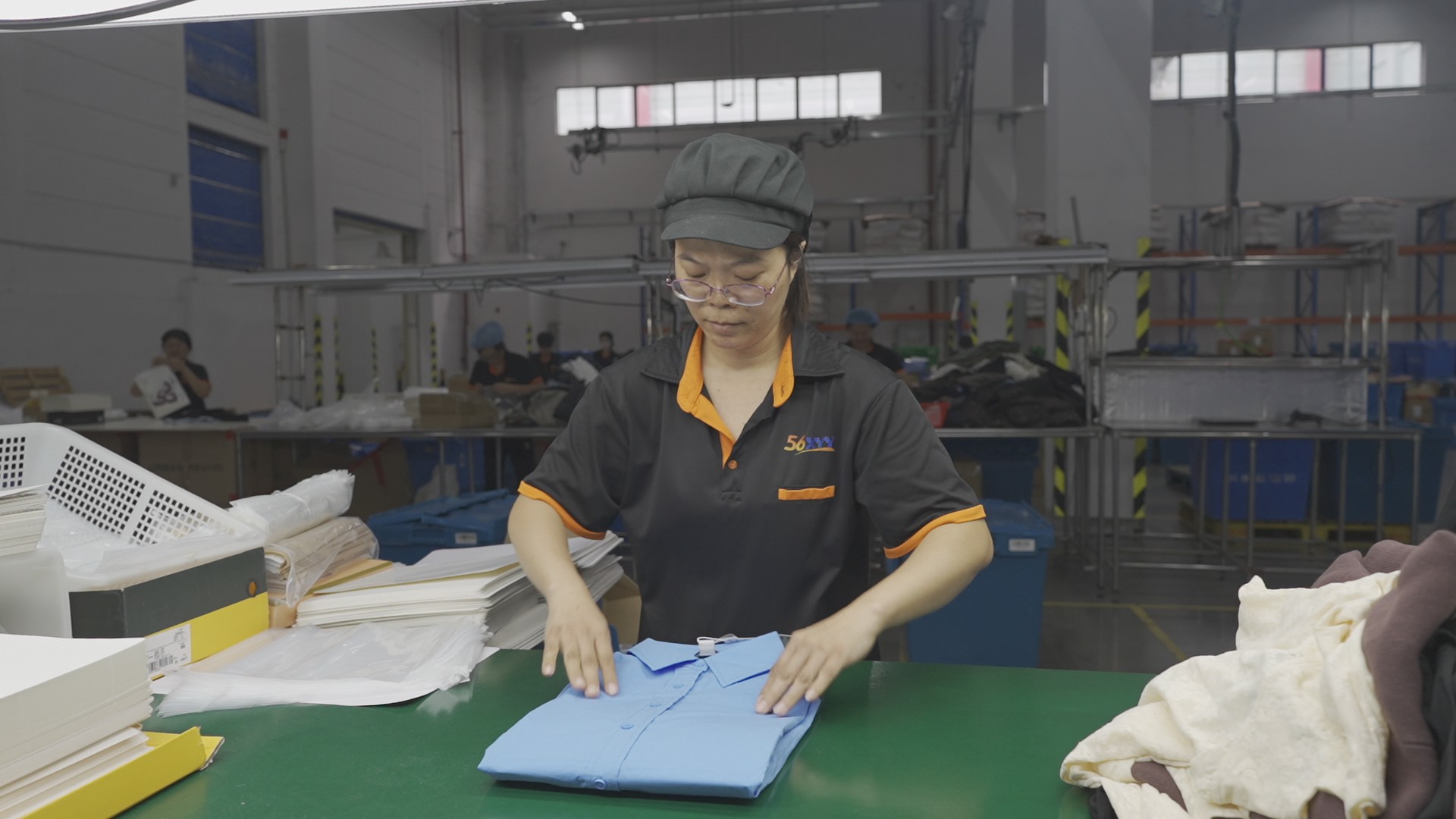 新亦源工作人员处理鞋服退货商品