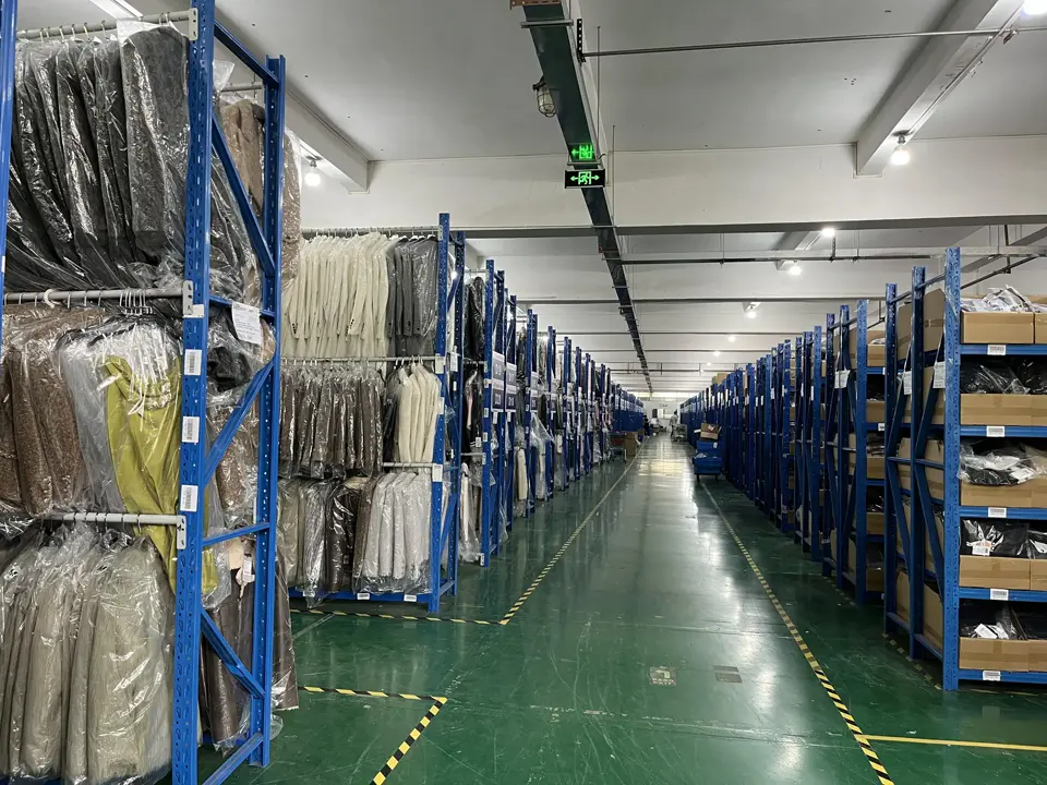 新亦源鞋服挂装商品仓储现场